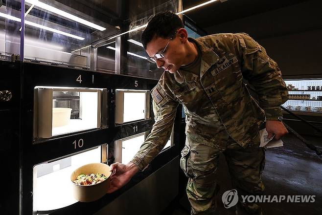 자동화 식당에서 급식받는 미군 (대구=연합뉴스) 윤관식 기자 = 28일 대구 남구 주한미군 제19 지원사령부 캠프 워커에 설치된 자동화 식당인 '마켓 19'에서 한 미군이 로봇이 조리한 급식을 받고 있다.
    해당 식당은 미 육군 최초의 자동화 식당으로 이달부터 6개월간 시범 운영한다. 2025.11.28 psik@yna.co.kr