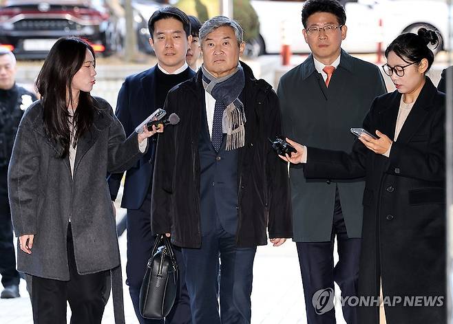조태용 전 국정원장, 구속심사 출석 (서울=연합뉴스) 이동해 기자 = 국가정보원법 위반, 직무유기, 위증 등의 혐의를 받는 조태용 전 국가정보원장이 11일 구속 전 피의자 심문(영장실질심사)을 받기 위해 서울 서초구 서울중앙지방법원에 들어서고 있다. 2025.11.11 eastsea@yna.co.kr