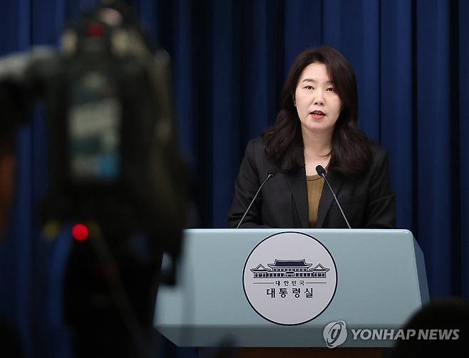 브리핑하는 강유정 대변인 (서울=연합뉴스) 한상균 기자 = 강유정 대변인이 28일 용산 대통령실 기자회견장에서 이재명 대통령의 초대 방송미디어통신위원회 위원장 인선 등 관련 브리핑을 하고 있다. 2025.11.28 xyz@yna.co.kr