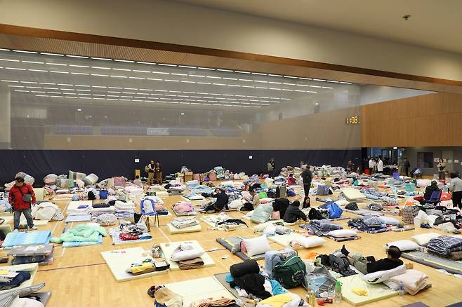 홍콩 퉁 청 거리 시민회관 강당에 마련된 임시대피소 28일 오전 10시 44분(현지시간)께 홍콩 북부 퉁 청 거리 시민회관 3층 강당에 마련된 임시 대피소에서 화재 피해자들이 휴식을 취하고 있다. 2025.11.28. [촬영 박수현]