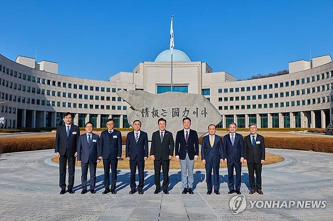 이재명 대통령, 국가정보원 방문 (서울=연합뉴스) 이재명 대통령이 28일 취임 후 처음으로 국가정보원을 방문해 이종석 원장 등과 기념촬영을 하고 있다. 2025.11.28 [대통령실 제공. 재판매 및 DB 금지] xyz@yna.co.kr