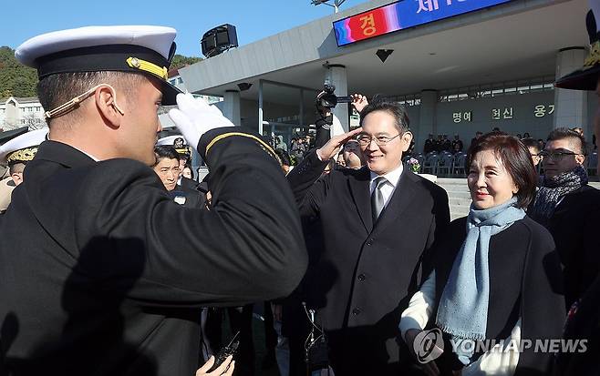아들 경례 받는 이재용 회장·홍라희 명예 관장 (창원=연합뉴스) 김동민 기자 = 28일 오후 경남 창원시 진해구 해군사관학교 연병장에서 열린 제139기 해군·해병대 사관후보생 수료 및 임관식에서 이재용 삼성전자 회장과 홍라희 리움미술관 명예관장이 이지호 신임 소위에게 경례를 받고 있다. 2025.11.28 image@yna.co.kr