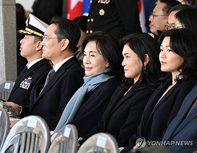 제139기 해군사관후보생 임관식 참석한 삼성가 (창원=연합뉴스) 김동민 기자 = 이재용 삼성전자 회장과 홍라희 리움미술관 명예관장, 이서현 삼성물산 사장이 28일 경남 창원시 진해구 해군사관학교에서 열린 '제139기 해군사관후보생 임관식'에 참석해 있다. 2025.11.28 [공동취재] image@yna.co.kr