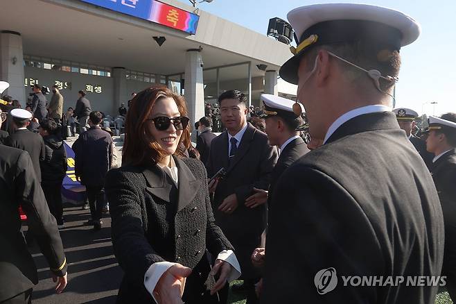임세령 부회장 "아들 고생했다" (창원=연합뉴스) 김동민 기자 = 임세령 대상홀딩스 부회장이 28일 오후 경남 창원시 진해구 해군사관학교 연병장에서 열린 제139기 해군·해병대 사관후보생 수료 및 임관식에서 아들인 이지호 신임 소위를 격려하고 있다. 2025.11.28 image@yna.co.kr