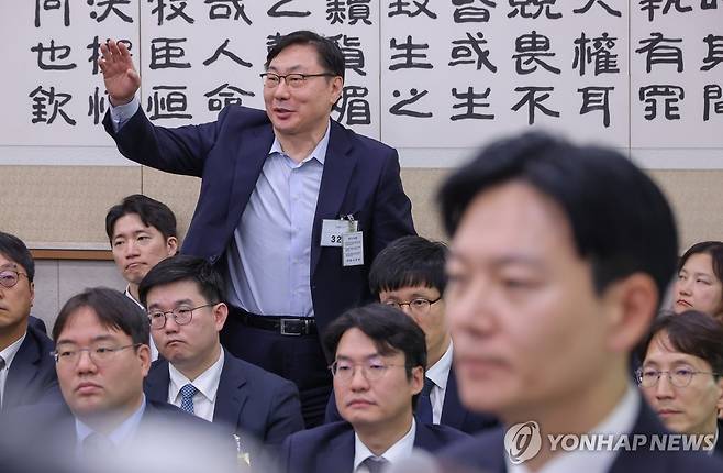 법사위서 발언권 요청하는 이화영 전 경기도 평화부지사 (서울=연합뉴스) 류영석 기자 = 23일 서울 여의도 국회 법제사법위원회에서 열린 2025년 국정감사에서 박상용 법무연수원 교수의 의원 질의에 대한 답변 중에 이화영 전 경기도 평화부지사가 발언권을 요청하고 있다. 2025.10.23 ondol@yna.co.kr