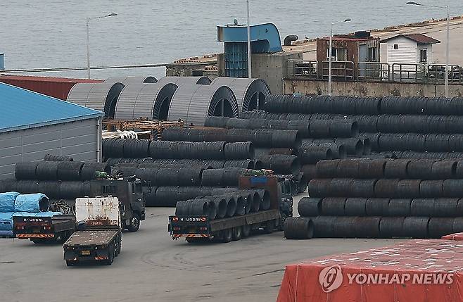 평택항에 쌓인 철강 제품들 [연합뉴스 자료사진]