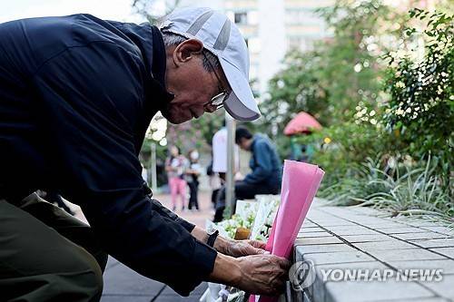 홍콩 아파트 화재 피해자를 추모하는 주민. [로이터 연합뉴스. 재판매 및 DB금지]