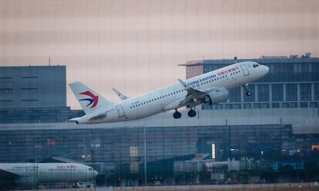 ▲ 중국 상하이 훙차오공항에서 이륙하는 항공기. /연합뉴스