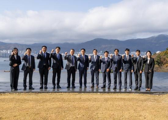 27일 두산에너빌리티 창원 본사에서 진행된 해외 발전 프로젝트 경쟁력 강화를 위한 업무협약 체결식에서 한전KPS 김홍연 사장(사진 오른쪽 여섯번째)과 두산에너빌리티 윤요한 마케팅부문장(사진 오른쪽에서 일곱번째)을 비롯한 양사 관계자들이 기념사진을 찍고 있다.