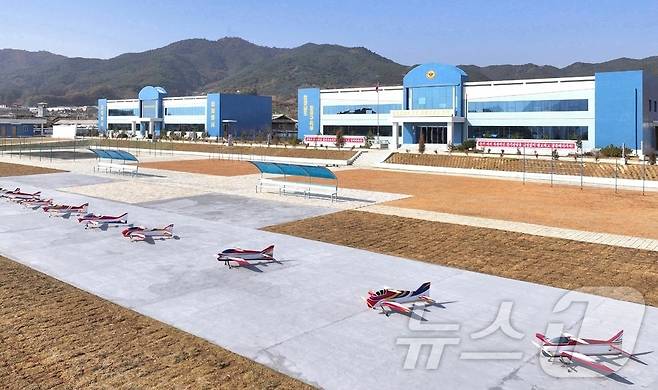 (평양 노동신문=뉴스1) = 북한 노동당 기관지 노동신문은 28일 함경남도항공구락부 준공식이 진행됐다고 29일 보도했다. [국내에서만 사용가능. 재배포 금지. DB 금지. For Use Only in the Republic of Korea. Redistribution Prohibited] rodongphoto@news1.kr