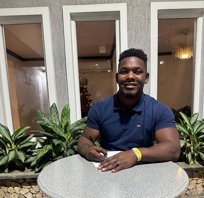 페라자가 계약서에 사인하고 있다. 사진 | 한화 이글스