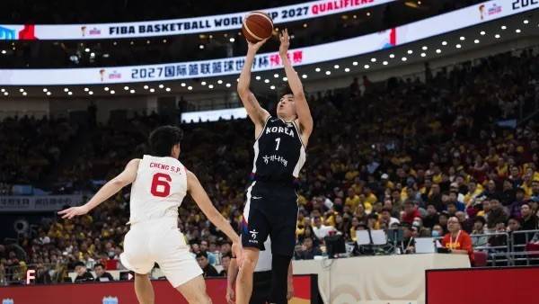 이현중이&nbsp;지난 28일(한국시간) 중국 베이징에서 열린 2027 국제농구연맹(FIBA) 월드컵 아시아예선 1라운드 B조 1차전 중국전에서 슛을 쏘고 있다. /사진=FIBA