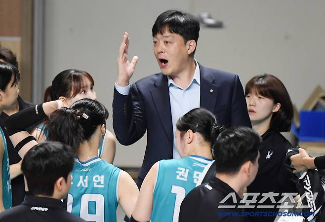 28일 서울 장충체육관에서 열린 V리그 GS칼텍스-정관장전. GS칼텍스 이영택 감독이 선수들을 독려하고 있다. 장충체=정재근 기자 cjg@sportschosun.com/2025.11.28/