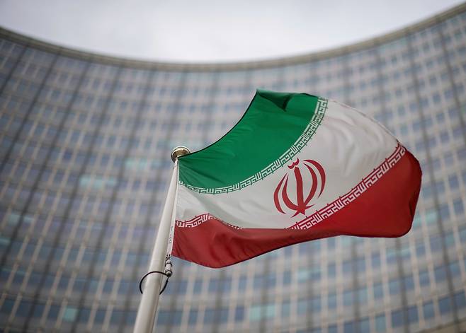 FILE -A national flag of Iran waves in front of the building of the International Atomic Energy Agency, IAEA, in Vienna, Austria, Dec. 17, 2021. (AP Photo/Michael Gruber, File) FILE PHOTO

<저작권자(c) 연합뉴스, 무단 전재-재배포, AI 학습 및 활용 금지>