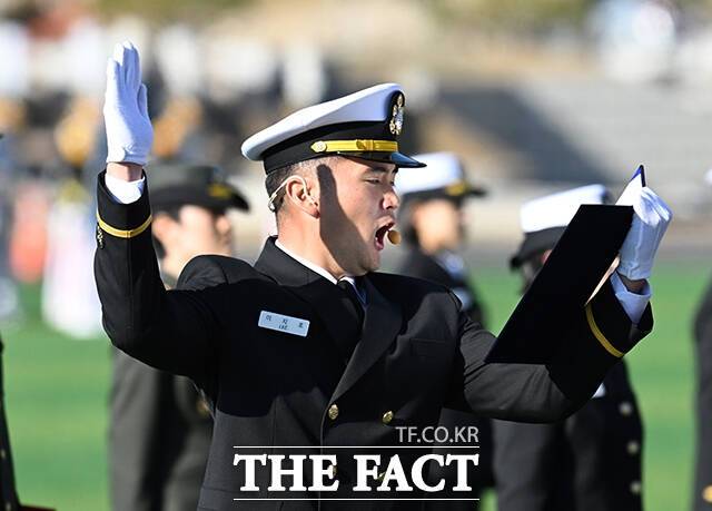 이재용 삼성전자 회장의 장남 이지호 씨가 28일 오후 경남 창원시 진해구 해군사관학교에서 열린 제139기 해군·해병대 사관후보생 임관식에서 선서를 하고 있다. /창원=박헌우 기자