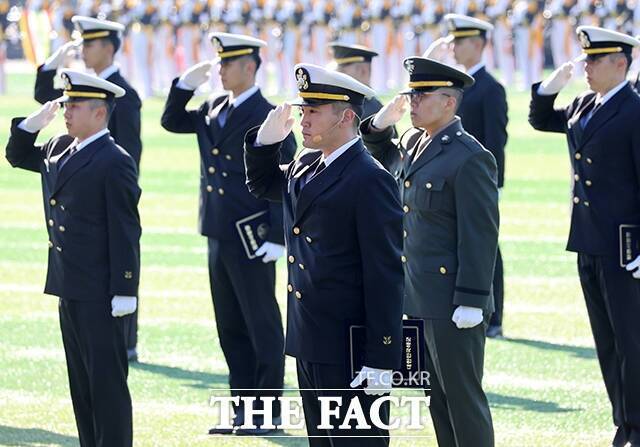 이지호 씨가 동기들과 함께 경례를 하고 있다. /창원=박헌우 기자