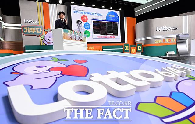홍덕기 동행복권 대표가 29일 오후 서울 마포구 성암 MBC 경영센터에서 열린 대국민 로또 6/45 추첨 생방송을 앞두고 열린 기자간담회에 참석해 복권시스템과 관련해 발언하고 있다. /임영무 기자