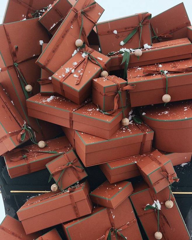 로로피아나는 브랜드 헤리티지를 담은 맞춤형 스카프, 홈 오브제, 캔들 등 품격 넘치는 홀리데이 기프트 셀렉션을 제안한다. 로로피아나.