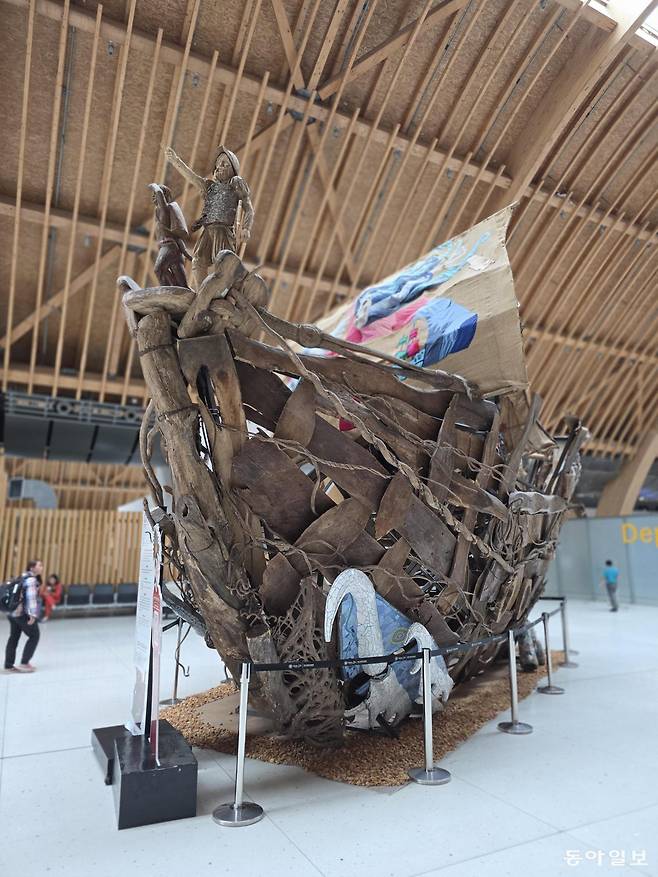 막탄-세부국제공항에 있는 마젤란 세계일주 원정대 조형물.