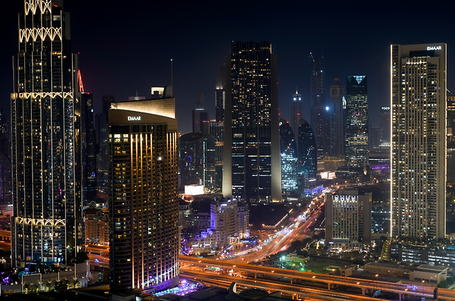 아랍에미리트 두바이의 셰이크 자이드 로드를 지나는 차량 행렬과 스카이라인의 모습. 두바이는 최근 주택과 상업용 부동산 시장 모두 뜨겁게 달아오르고 있다. AP 뉴시스