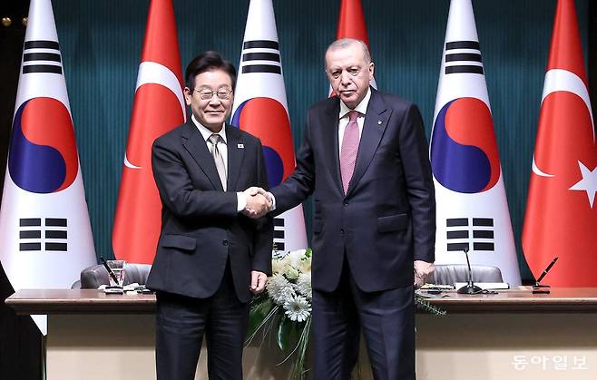 24일(현지 시간) 이재명 대통령과 레제프 타이이프 에르도안 튀르키예 대통령이 튀르키예 수도 앙카라 대통령궁에서 공동언론발표를 마친 뒤 악수를 하고 있다. 앙카라=송은석 기자 silverstone@donga.com