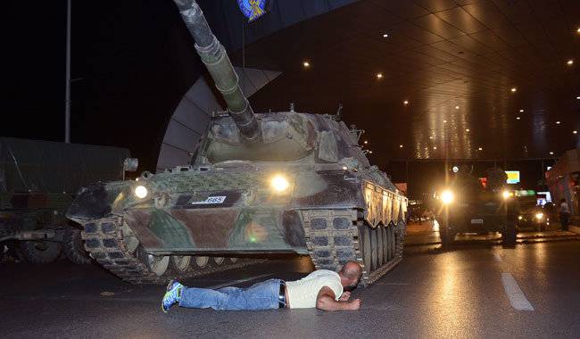 2016년 7월 16일(현지 시간) 새벽 튀르키예 이스탄불 아타튀르크 국제공항 앞에 군부 쿠테타 세력의 탱크가 나타나자 한 시민이 그 앞에 엎드려 온 몸으로 탱크를 막고 있다. 이스탄불=AP 뉴시스