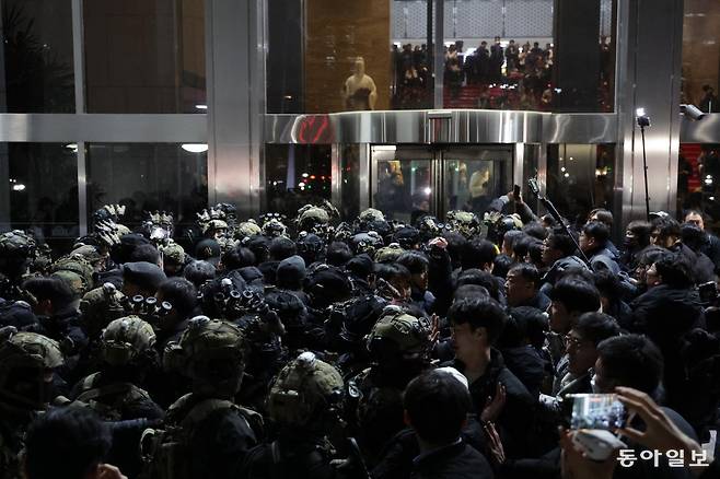 지난해 12월 4일 서울 여의도 국회에 계엄군들이 진입하고 있다. 박형기 기자 oneshot@donga.com