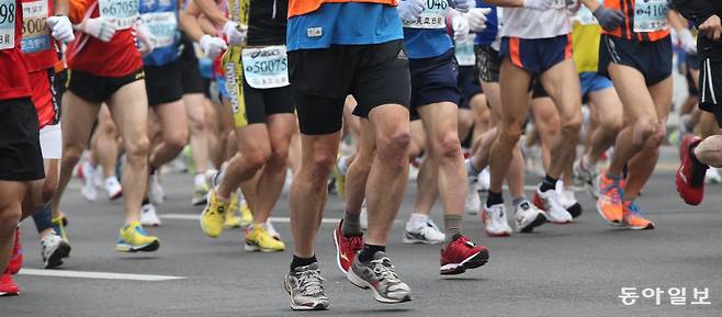 마라톤 대회에서 주자들이 달라는 모습. 동아일보 DB