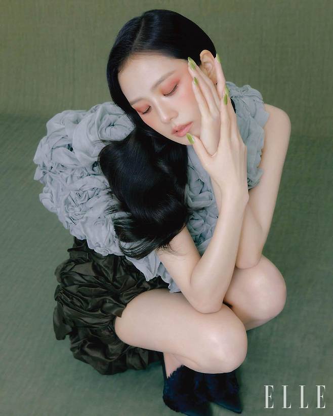 지수가 입은 풍성한 볼륨이 인상적인 블라우스와 스커트, 펌프스는 모두 Dior.