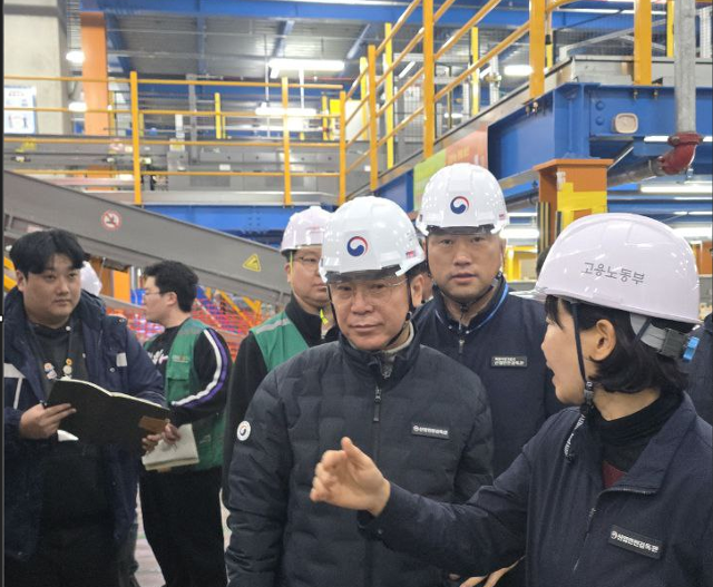 김영훈(오른쪽 세 번째) 고용노동부 장관이 28일 경기 고양시 소재 쿠팡 물류센터를 찾아 야간 노동자 노동환경을 점검했다. 노동부 제공