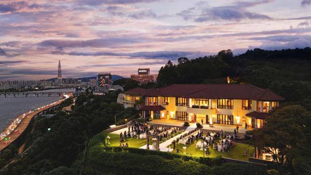 현빈·손예진 등 연예인들이 결혼식을 많이 진행해 웨딩 명소로 알려진 그랜드 워커힐 호텔 애스톤하우스. 그랜드 워커힐 호텔 제공