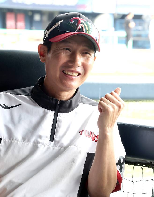 LG 염경엽 감독이 29일 오후 잠실야구장에서 열리는 KIA와의 홈경기를 앞두고 취재진들과 인터뷰하고 있다. 잠실=정시종 기자 capa@edaily.co.kr /2025.06.29.