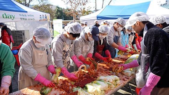 28일 대구 능인중학교 학생들이 직접 담근 김장김치 300포기를 지산종합사회복지관에 전달하며 지역사회에 따뜻한 온정을 전했다. [사진=대구 능인중학교]