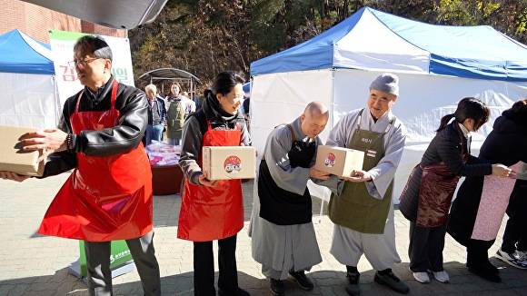 28일 대구 능인중학교 학생들이 직접 담근 김장김치 300포기를 지산종합사회복지관에 전달하며 지역사회에 따뜻한 온정을 전했다. [사진=대구 능인중학교]