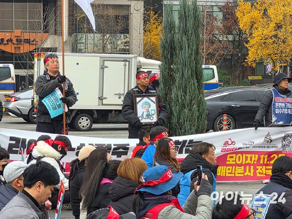 지난 25일 집회 참석자들이 로드러너 폐지를 외치고 있다. [사진=구서윤 기자]