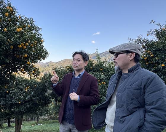 유자 향과 산미를 오롯이 담아낸 ㈜맑은내일의 박중협 대표(왼쪽). [사진 박상현]