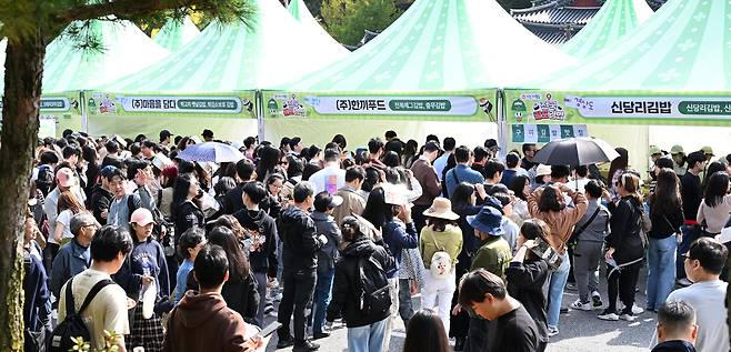 People line up at booths to have gimbap (seaweed rice rolls) at the Gimcheon Gimbap Festival held on Oct. 25 and Oct. 26 [GIMCHEON CITY]