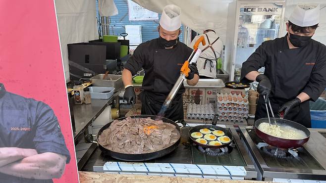 A chef makes LA Galbi Jjajang Ramyun at the Gumi Ramyun Festival in Gumi, North Gyeongsang, on Nov.7. [WOO JI-WON]