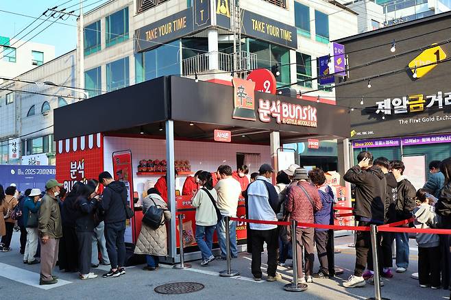 People line up to try Nongshim's upcoming kimchi fried ramyeon at the K-style noodle bar Bunsik [NONGSHIM]