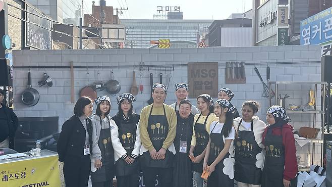 Lune and Khine Rah, second and third from left, pose for a photo after winning the Global Ramyun King contest at the Gumi Ramyun Festival in Gumi, North Gyeongsang. [WOO JI-WON]