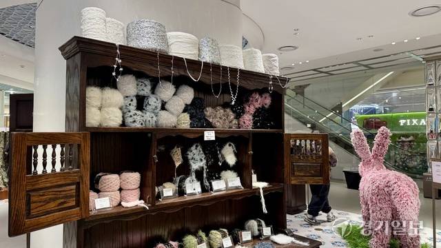 29일 성남시 분당구 백현동 현대백화점 판교점에 열린 뜨개질 팝업 매장에 다양한 뜨개 제품이 진열돼 있다. 김소현기자