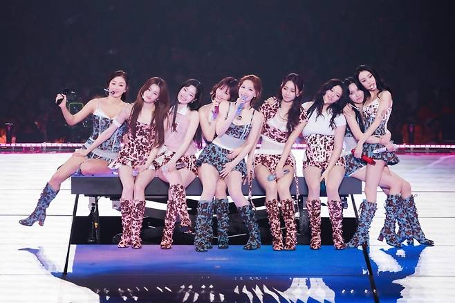 지난 7월 일본 교세라돔 공연 당시 노래하는 트와이스 멤버들. 왼쪽 여섯 번째 멤버가 쯔위다. 사진제공=JYP엔터테인먼트