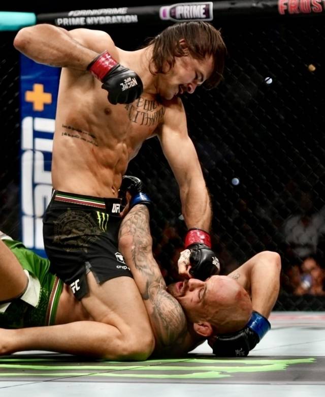 로페스는 실바를 TKO로 꺾고 다시 한 번 볼카노프스키 앞에 섰다. 사진=키무라 SNS