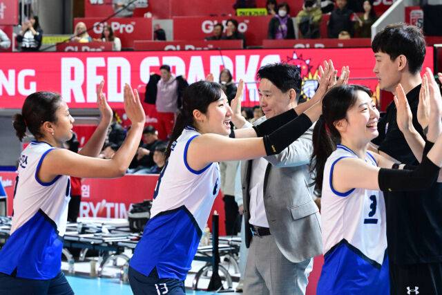경기 승리 후 선수들과 활짝 웃으며 하이파이브를 하는 현대건설 강성현 감독. / 한국배구연맹 (KOVO)