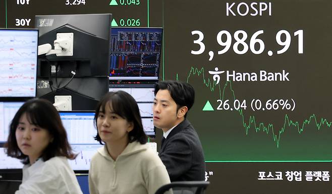 지난 27일 서울 중구 하나은행 딜링룸 현황판에 코스피 지수 등이 표시되고 있다. [연합]