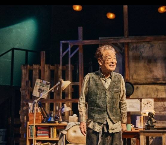 연극 ‘앙리 할아버지와 나’의 이순재 [파크컴퍼니 제공]