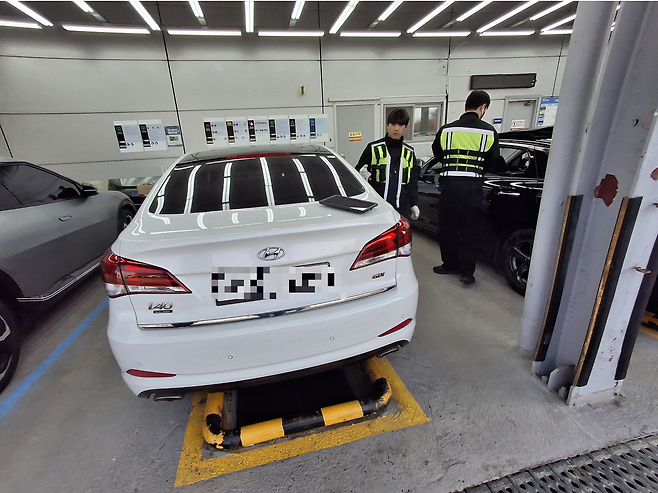 현대글로비스 직원들의 차량의 검수 작업을 진행하고 있다. [안산=김성우 기자]
