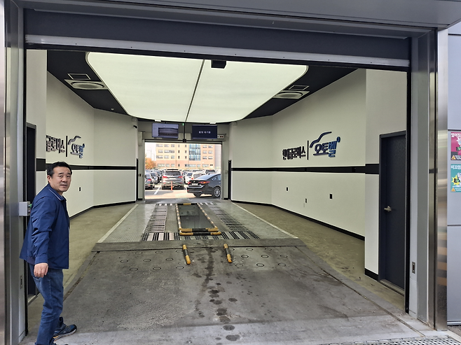 현대글로비스 직원들이 차량 촬영장을 안내하고 있다. [안산=김성우 기자]