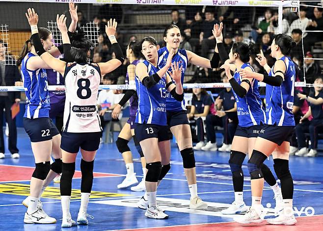 [서울=뉴시스] 여자배구 IBK기업은행 선수들이 26일 화성종합실내체육관에서 열린 진에어 2025~2026 V-리그 여자부 흥국생명과의 경기에서 득점에 성공한 뒤 기뻐하고 있다. (사진=KOVO 제공) 2025.11.26.
