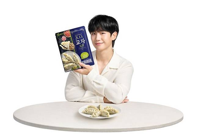 [서울=뉴시스] 오뚜기 X.O.만두 모델 배우 정해인. (사진=오뚜기 제공)  *재판매 및 DB 금지